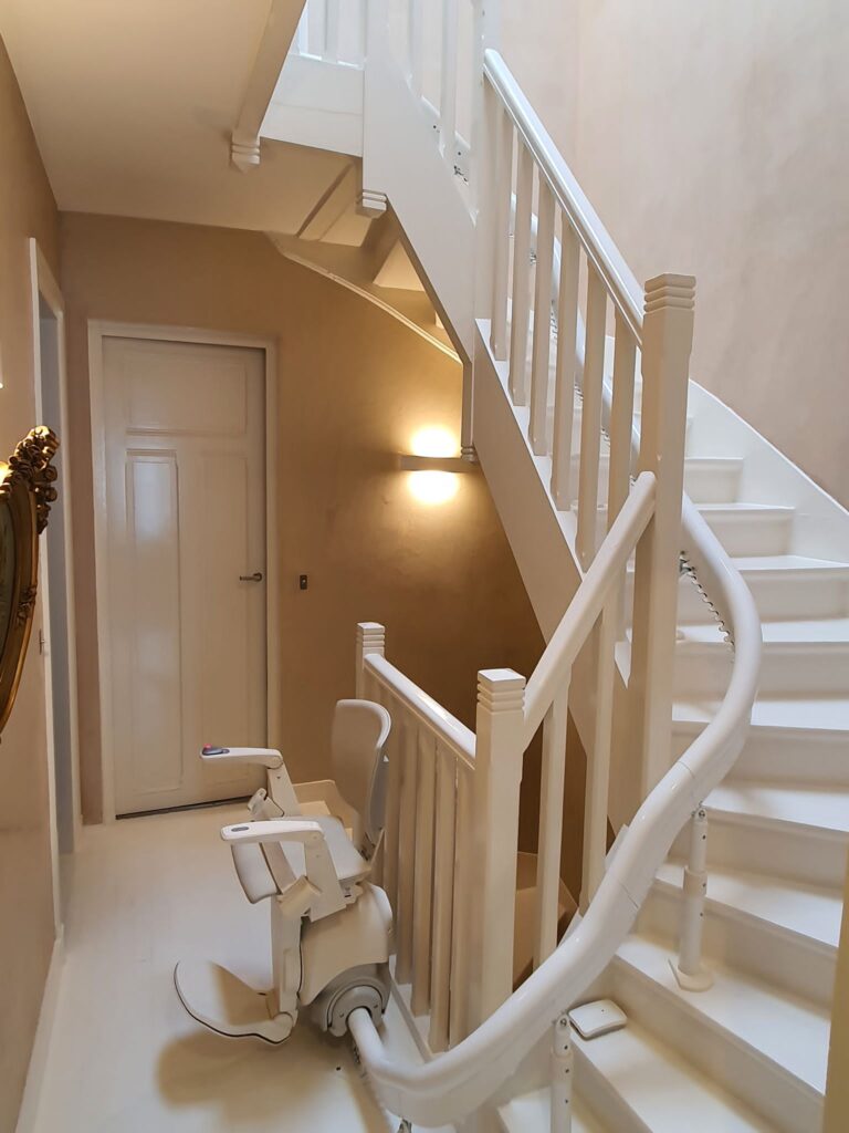 Beige traplift via trapliftenvergelijken.nl