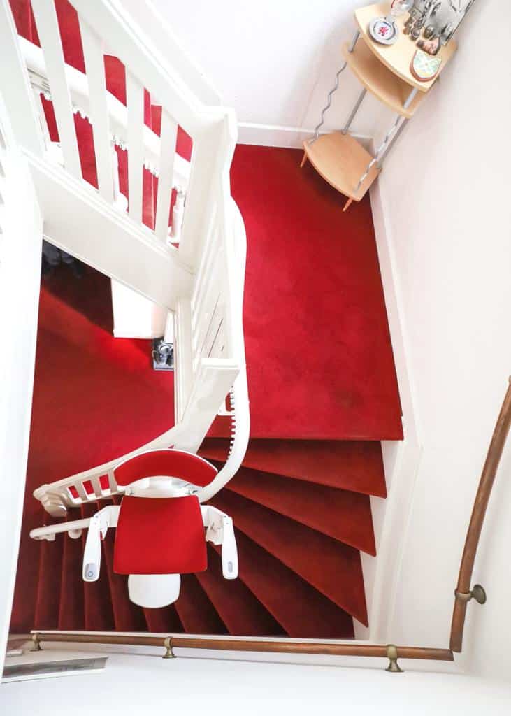 Rode traplift via trapliftenvergelijken.nl